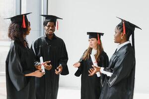 portrait de multiracial diplômés en portant diplôme photo