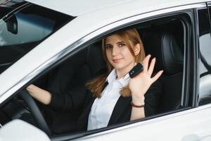 Jeune magnifique affaires femme séance dans sa auto. photo