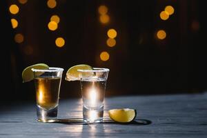 Tequila coup avec citron vert . sélectif concentrer photo