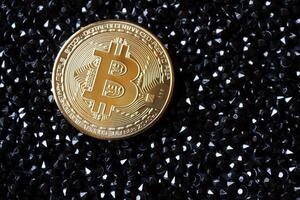 d'or bitcoin sur une noir bijoux. or pièce de monnaie de crypto-monnaie. photo