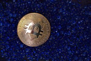 d'or bitcoin sur le bleu bijoux. photo