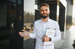 professionnel biens vendeur avec presse-papiers l'écriture les documents à l'extérieur dans de face de loué maison avec La publicité zone photo