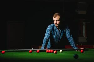 en jouant billard - fermer coup de une homme en jouant billard photo