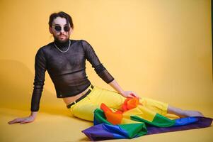 Jeune gay homme est permanent dans le studio et posant pour une caméra. photo