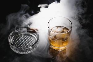 whisky boisson avec fumeur cigare photo