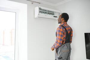 Jeune africain Masculin technicien réparer air Conditionneur photo