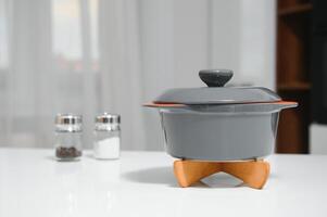 gris pot céramique sur cuisine Contexte photo