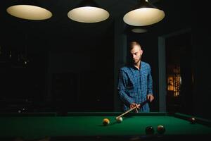 en jouant billard - fermer coup de une homme en jouant billard photo