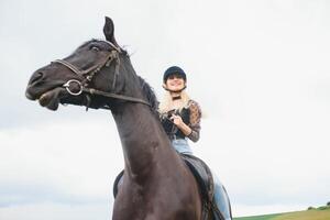 image de Jeune jolie fille équitation cheval photo