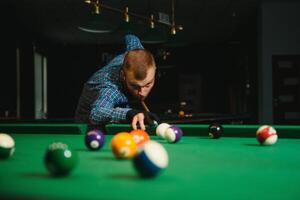 en jouant billard - fermer coup de une homme en jouant billard photo