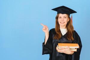 magnifique femme portant l'obtention du diplôme casquette et la cérémonie peignoir en portant diplôme à la recherche positif et content permanent et souriant avec une sur de soi sourire. photo