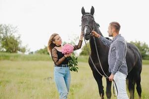 aimant couple avec cheval sur ranch photo