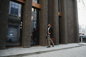 portrait de un Beau homme d'affaire en marchant dans une affaires environnement photo