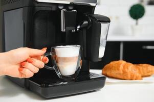 Accueil professionnel café machine avec cappuccino Coupe. café machine latté macchiato cappuccino Lait mousse préparer concept photo