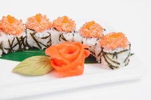 Japonais cuisine - Sushi rouleau sur une blanc Contexte photo