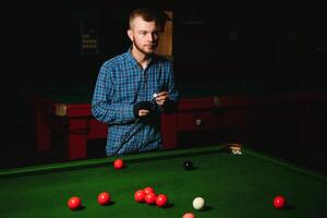 en jouant billard - fermer coup de une homme en jouant billard photo