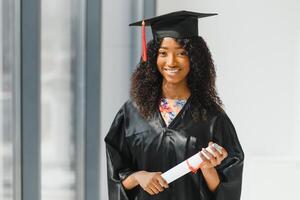 Joyeux étudiant diplômé afro-américain avec diplôme à la main photo