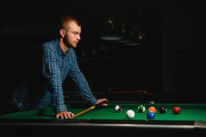 homme en jouant billard dans une club photo