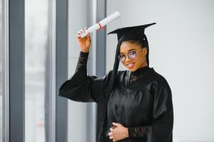 content africain américain femelle étudiant avec diplôme à l'obtention du diplôme photo