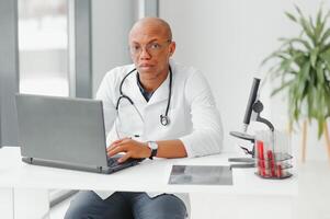 Jeune Masculin africain médecin dans hôpital. photo