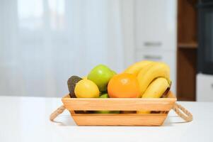des fruits dans une en bois boîte dans le cuisine. Fait main boîte. photo