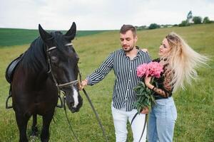 aimant couple avec cheval sur ranch photo