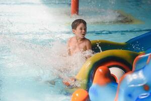 garçon ayant amusement dans aqua parc photo