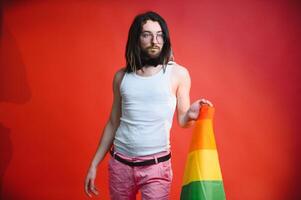 content gay homme ayant amusement en portant arc en ciel drapeau symbole de lgbtq communauté photo