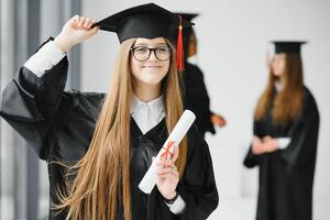 femme portrait sur sa l'obtention du diplôme journée. université. éducation, l'obtention du diplôme et gens concept. photo