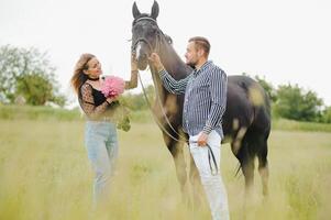 aimant couple avec cheval sur ranch photo