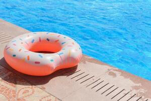 gonflable nager bague dans forme de Donut flottant dans bassin photo