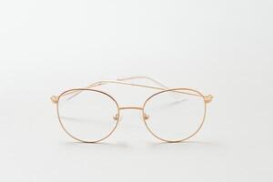 isolement des lunettes sur blanc Contexte. noir et blanc combinaison ovale monocle cadres. ovale œil des lunettes Cadre dans le photo de au dessus sur une blanc Contexte