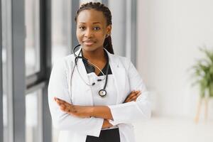 portrait de femelle africain américain médecin permanent dans sa Bureau à clinique. photo