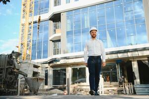 portrait de une Jeune architecte ou ingénieur sur une construction site photo