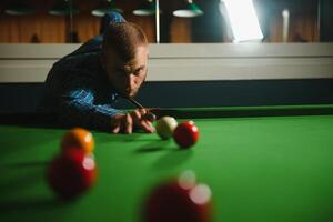 en jouant billard - fermer coup de une homme en jouant billard photo