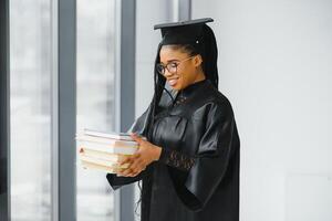 content africain américain femelle étudiant avec diplôme à l'obtention du diplôme photo