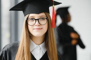 femme portrait sur sa l'obtention du diplôme journée. université. éducation, l'obtention du diplôme et gens concept. photo