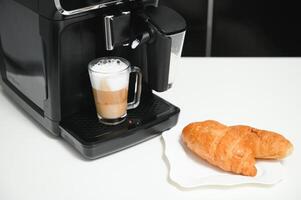moderne café machine sur table dans cuisine photo