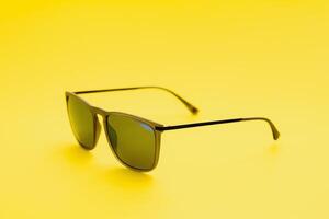 élégant des lunettes de soleil sur une Jaune Contexte haute qualité photo des lunettes de soleil.