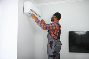 Jeune africain Masculin technicien réparer air Conditionneur photo