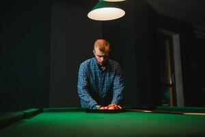 jeune, jouer, billard, sombre, billard, club photo