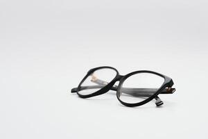 ancien des lunettes isolé sur une blanc Contexte photo