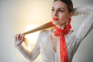 portrait de une magnifique et sexy femme à maison. photo