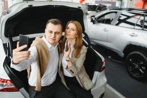 Jeune famille fabrication selfie dans une voiture spectacle pièce photo