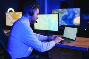 photo de une réussi répartiteur travail sur une ordinateur dans le Bureau