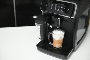 Accueil professionnel café machine avec cappuccino Coupe. café machine latté macchiato cappuccino Lait mousse préparer concept photo