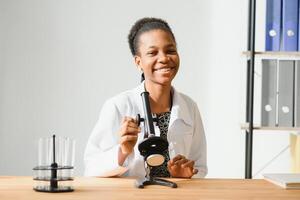 portrait de une amical noir femelle médecin. photo