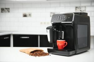 moderne café machine sur table dans cuisine photo