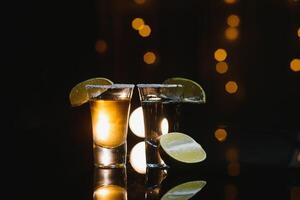 Tequila coup avec citron vert . sélectif concentrer photo