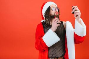 Nouveau années gay faire la fête. une gay homme dans une Père Noël costume. égalité. lgbt communauté. photo